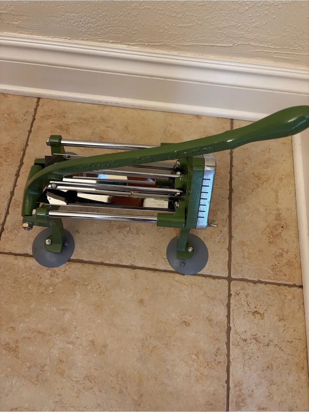 Manual French fry cutter with suction feet